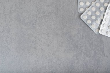 Gri arka planda beyaz haplı kabarcıklar var. Yüksek kalite fotoğraf