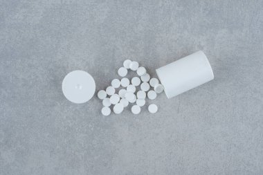 Gri arka planda beyaz ilaç kavanozu. Yüksek kalite fotoğraf