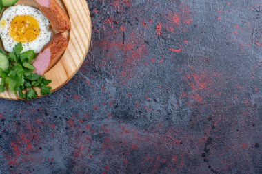 Ahşap tabakta ızgara sosis ve baharatla servis edilmiş sahanda yumurta. Yüksek kalite fotoğraf