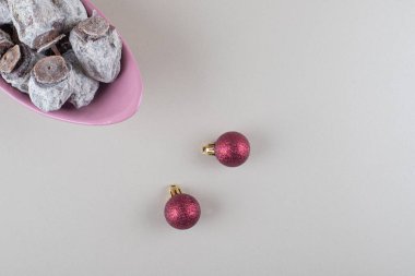 Bir kase kurutulmuş kaki şekerle kaplanmış mermer arka plandaki mücevherlerin yanında. Yüksek kalite fotoğraf