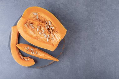 Balkabağı parçalanmış, bir tahtada, mermer zeminde. Yüksek kalite fotoğraf