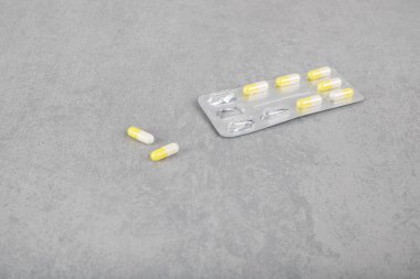 Gri arka planda haplar olan bir kabarcık. Yüksek kalite fotoğraf