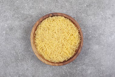 Ahşap kasede pişmemiş makarna. Yüksek kalite fotoğraf