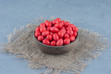 Kırmızı şekerler mermer arka plandaki trivet bardağında. Yüksek kalite fotoğraf