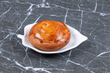 Mermer zeminde, kâsede taze çörek var. Yüksek kalite fotoğraf