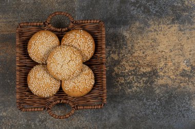Tahta sepette susam tohumlu bisküviler. Yüksek kalite fotoğraf