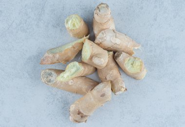 Mermer zemin üzerinde zencefil kökü yığını. Yüksek kalite fotoğraf