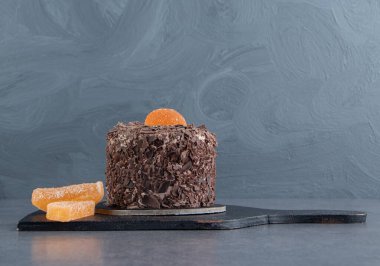 Kara tahtada turuncu jöleli şekerli çikolatalı pasta. Yüksek kalite fotoğraf
