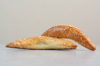 Beyaz arka planda iki taze lezzetli kruvasan. Yüksek kalite fotoğraf