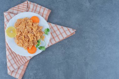 Beyaz tabakta kalp şeklinde makarna ile ev yapımı akşam yemeği. Yüksek kalite fotoğraf