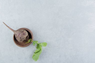 Küçük bir kase turp, mermer arka planda. Yüksek kalite fotoğraf