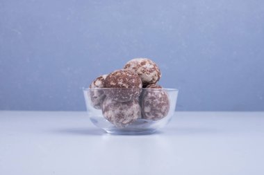 Ortadaki mavi arka planda cam bir fincanda kakaolu zencefilli ekmek. Yüksek kalite fotoğraf