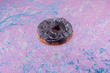 Arka planda çikolatalı çörek var. Yüksek kalite fotoğraf