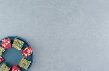 Mermer arka planda çeşitli Türk lezzetleri var. Yüksek kalite fotoğraf