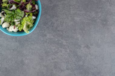 Mermer arka planda bir kase sebze salatası. Yüksek kalite fotoğraf