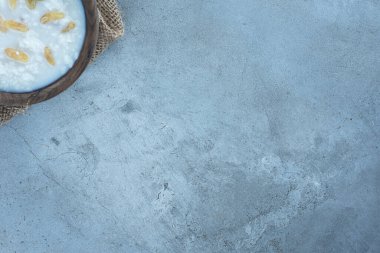 Ahşap bir kasede mermer arka planda servis edilen yulaf ezmesi. Yüksek kalite fotoğraf