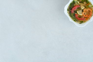 Yeşiller ve beyaz tabakta biberli lezzetli bir çorba. Yüksek kalite fotoğraf