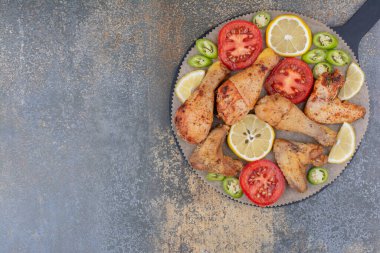 Kızarmış tavuk budu ve kanatlı sebze. Yüksek kalite fotoğraf