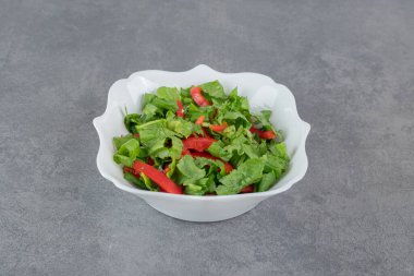 Mermer arka planda bir kase taze salata. Yüksek kalite fotoğraf