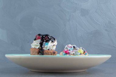 Üç tatlı kekten oluşan mavi bir tabak. Yüksek kalite fotoğraf