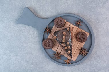 Koyu renkli bir pasta tahtası ve yıldız anason. Yüksek kalite fotoğraf