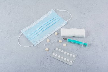 Maske, ampul, şırınga ve tıbbi haplar mermer arka planda. Yüksek kalite fotoğraf