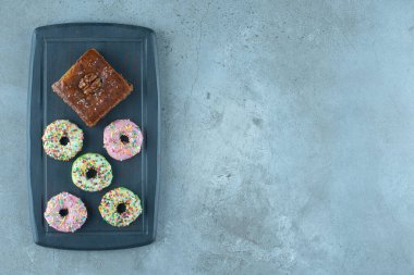 Mermer arka planda donanma panosunda Bakhlava ve çörekler. Yüksek kalite fotoğraf