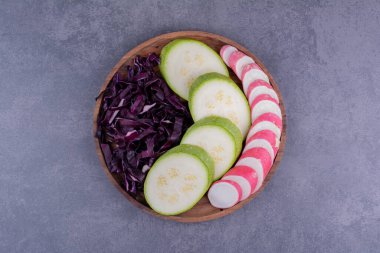 Mavi arka planda izole edilmiş çeşitli yiyeceklerle sebze karışımı. Yüksek kalite fotoğraf