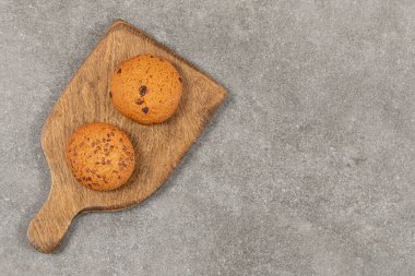 Tahta kesme tahtasındaki tatlı kurabiyelerin en üst görüntüsü. Yüksek kalite fotoğraf