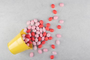 Sakızlar mermer arka planda bir kovadan dökülüyor. Yüksek kalite fotoğraf