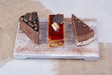 Tahta tahtada çuval beziyle çeşitli tatlı kekler. Yüksek kalite fotoğraf