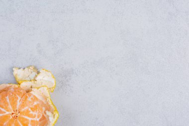  Gri arka planda taze organik mandalina. Yüksek kalite fotoğraf