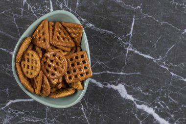 Mavi kasede lezzetli tuzlu krakerler. Yüksek kalite fotoğraf
