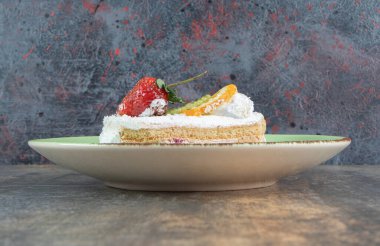 Yeşil tabakta meyveli lezzetli bir pasta. Yüksek kalite fotoğraf