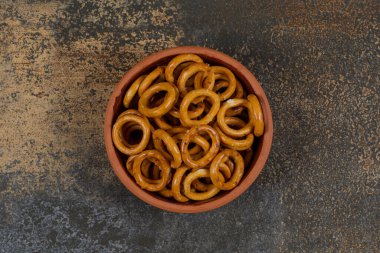 Seramik kasede tuzlu yuvarlak krakerler. Yüksek kalite fotoğraf