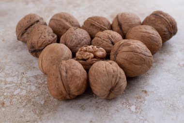 Mermer arka planda doğal sağlıklı cevizler. Yüksek kalite fotoğraf