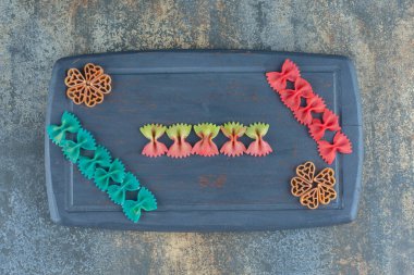 Tahtada, mermer zeminde farklı renkte makarna var. Yüksek kalite fotoğraf