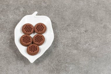 Beyaz tabakta sandviç kakaolu kurabiye. Yüksek kalite fotoğraf