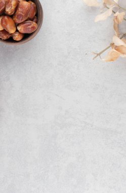 Mavi arka planda dişlek kurutulmuş meyve ve yapraklar. Yüksek kalite fotoğraf