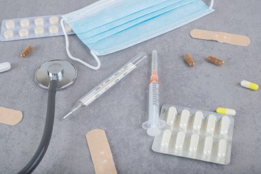 Boş şırınga ve haplarla dolu tıbbi koruyucu maske. Yüksek kalite fotoğraf