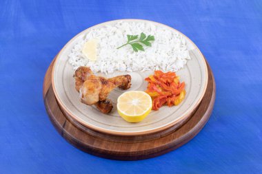 Izgara tavuk bacağı et ve lezzetli pilav. Yüksek kalite fotoğraf