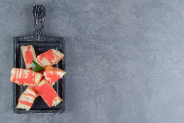 Yapraklı kek dilimleri olan koyu tahta bir tahta. Yüksek kalite fotoğraf