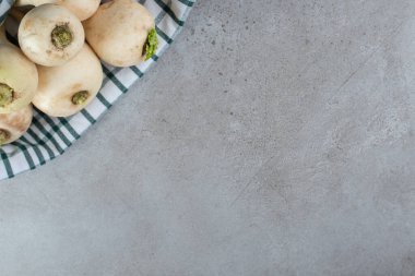 Taze beyaz şalgam sebzesi hasat ediyorum. Yüksek kalite fotoğraf