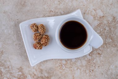 Mermer arka planda bir fincan kahve ve fındık ezmesi. Yüksek kalite fotoğraf