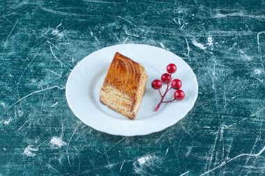 Mavi arka planda beyaz bir tabak lezzetli pasta. Yüksek kalite fotoğraf