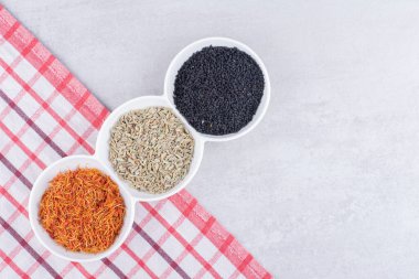 Safran, kimyon ve beyaz tabakta anason tohumları. Yüksek kalite fotoğraf