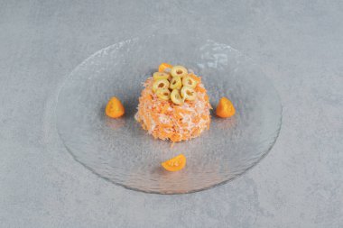 Sebze salatası, doğranmış havuç ve yeşil zeytin. Yüksek kalite fotoğraf