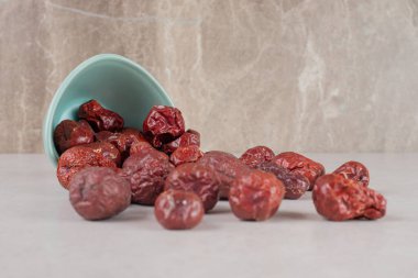 Seramik bardakta kurutulmuş kızılderili güveci meyvesi. Yüksek kalite fotoğraf