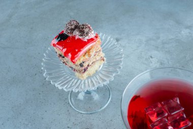 Nar suyu ve bir dilim pasta. Yüksek kalite fotoğraf