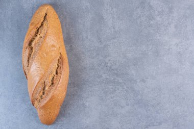 Tek somun baton ekmeği mermer arka planda. Yüksek kalite fotoğraf
